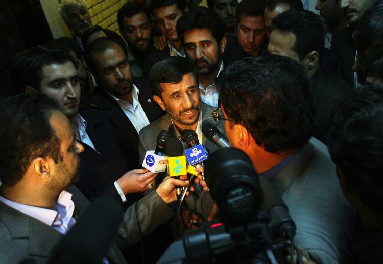 Irans præsident, Mahmoud Ahmadinejad, afviser, at landet vil bygge en atombombe. 
