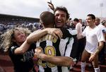 Ciro Ferrara, der her fejrer et mesterskab med blandt andet Fabio Cannavaro, har fået forlænget sin kontrakt som træner for den italienske storklub. Arkivfoto. 
