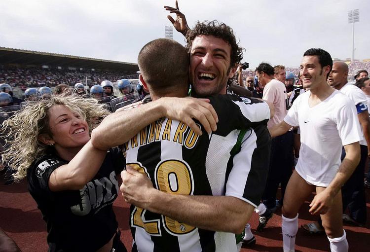 Ciro Ferrara, der her fejrer et mesterskab med blandt andet Fabio Cannavaro, har fået forlænget sin kontrakt som træner for den italienske storklub. Arkivfoto. 