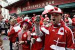 Danske roligans på Sergels Torv i Stockholm varmer op til aftenens fodboldbrag mellem 'arvefjenderne'. 