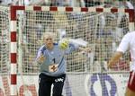 Mette Iversen har vogtet målet 23 gange for Danmark, men det bliver ikke i denne omgang, hun  får sin 24. landskamp. Arkivfoto. 