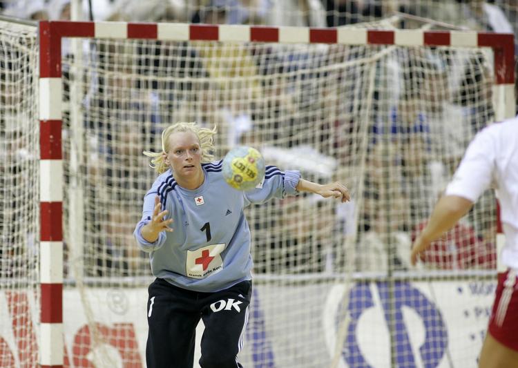 Mette Iversen har vogtet målet 23 gange for Danmark, men det bliver ikke i denne omgang, hun  får sin 24. landskamp. Arkivfoto. 