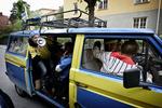 Svenskerne Niklas Karlsson, Dan Ótsjuen, Jonas Barman, Olof Ekbäck, Patrik Clasborg, Billy Glennsson og Glenn af Upsala sover i deres flotte VW transporter. 