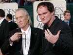Selvmord, en sexleg der gik galt eller noget helt tredje? Endnu ved man ikke, hvorfor den amerikanske skuespiller og 'Kill Bill-stjerne' David Carradine blev fundet død i et skab på sit hotel i Bangkok. Her er han i selskab med instrutøren bag 'Kill Bill'-filmene Quentin Tarrantino. Arkivfoto. 