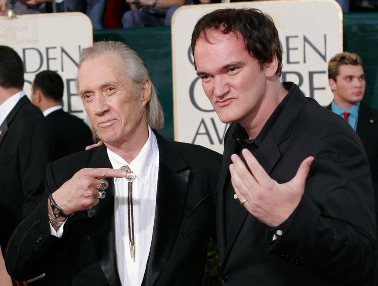 Selvmord, en sexleg der gik galt eller noget helt tredje? Endnu ved man ikke, hvorfor den amerikanske skuespiller og 'Kill Bill-stjerne' David Carradine blev fundet død i et skab på sit hotel i Bangkok. Her er han i selskab med instrutøren bag 'Kill Bill'-filmene Quentin Tarrantino. Arkivfoto. 