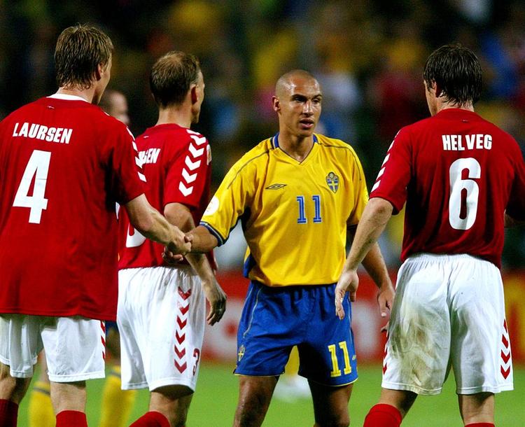 Sveriges anfører Henrik Larsson, her fra 2-2-kampen mod Danmark ved EM i 2004. Arkivfoto. 
