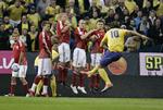 Simon Kjær hopper højest, da Zlatan Ibrahimovics frispark skal blokeres. 