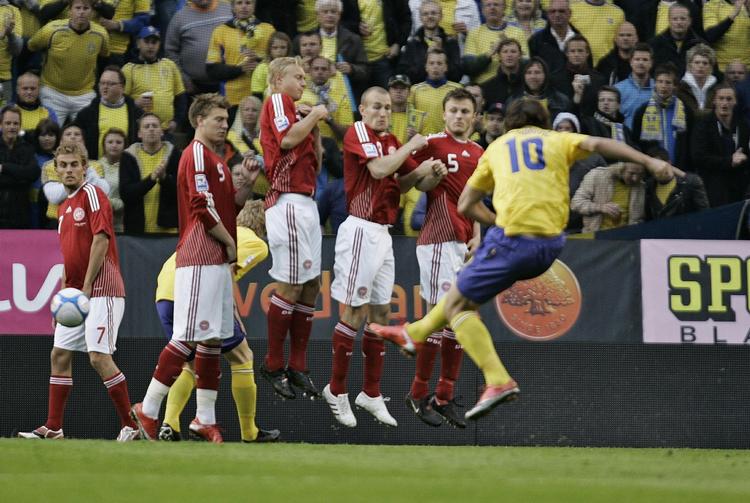 Simon Kjær hopper højest, da Zlatan Ibrahimovics frispark skal blokeres. 