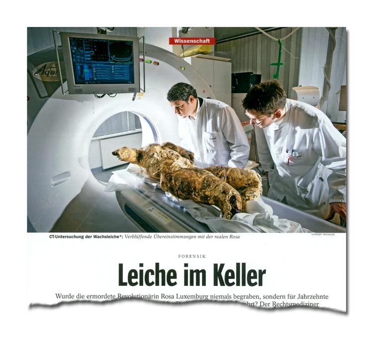 Liget, der formentlig er  de jordiske rester af den tyske revolutionære Rosa Luxemburg, er blandt andet  blevet undersøgt i en CT-skanner af  retsmedicineren Michael Tsokos (tv.)  Illustration: Der Spiegel, 30. maj i år med foto af Norbert Michalke. 