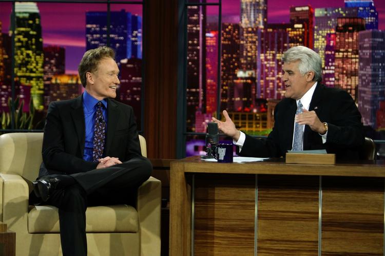 Conan O'Brien (t.v.) var gæst i det sidste 'Tonight Show' med Jay Leno ved roret, 29. maj. Tre dage senere sad O'Brien selv i værtsstolen. Hans første gæster var komikeren Will Ferrrell og rockgruppen Pearl Jam. Arkivfoto. 