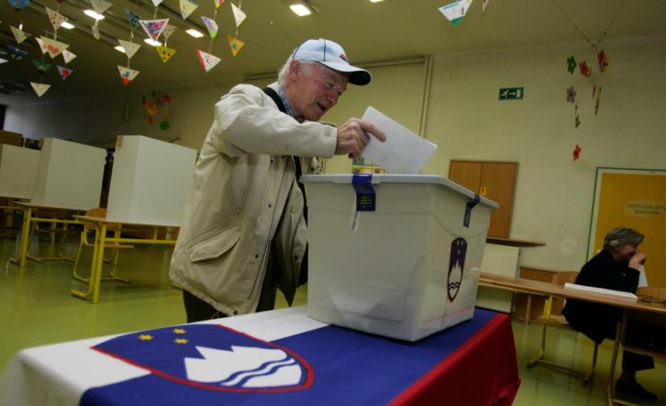 En vælger afgiver sin stemme i Sloveniens hovedstad Ljubljana. 