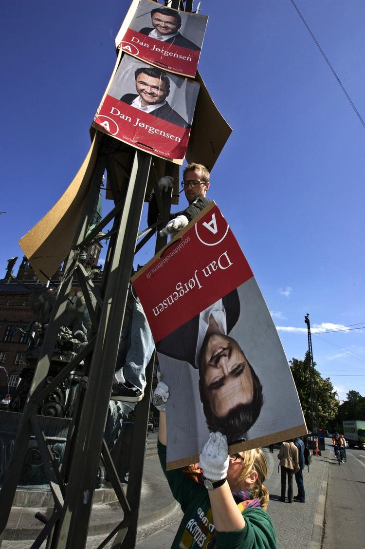 Valgplakater af Socialdemokraternes spidskandidat Dan Jørgensen hænges op. Ifølge en Megafon-undersøgelse i går er han sikker på at blive valgt. (Arkivfoto) 