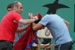 En lidt for ivrig tilskuer trængte ind på banen midt under French Open-finalen i Paris, hvor han ville iføre Roger Federer en hat. 