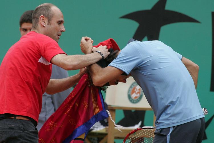 En lidt for ivrig tilskuer trængte ind på banen midt under French Open-finalen i Paris, hvor han ville iføre Roger Federer en hat. 
