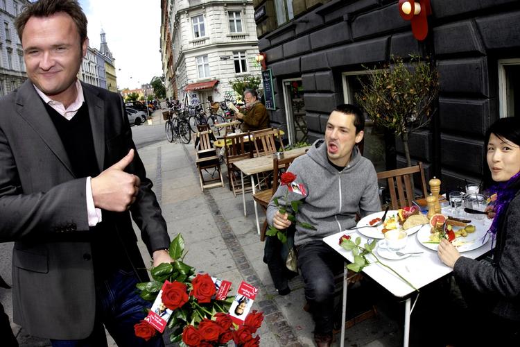 Socialdemokraternes spidskandidat, Dan Jørgensen (tv.) på slutspurt i valgkampen. De næste par timer vil vise, om det var nok til at sikre de afgørende stemmer for at få et yderligt mandat, som Socialdemokraterne kæmper med Venstre og Dansk Folkeparti om. 