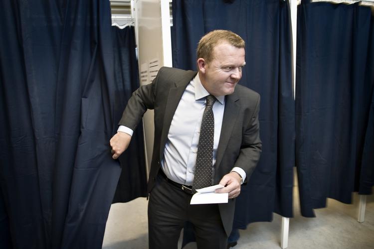 »Det, der er det springende punkt, er, om stemmeprocenten bliver høj nok til, at vi møder grundlovens krav om, at fire ud af ti stemmeberettigede vælgere skal stemme ja. Og derfor en appel om, at man stemmer«, siger Lars Løkke Rasmussen. 