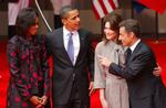 Barack Obama har sin hustru, Michelle, med i Frankrig. Her hilser præsidentparret på Frankrigs præsident, Nicolas Sarkozy, og præsidentfrue Carla Bruni. 