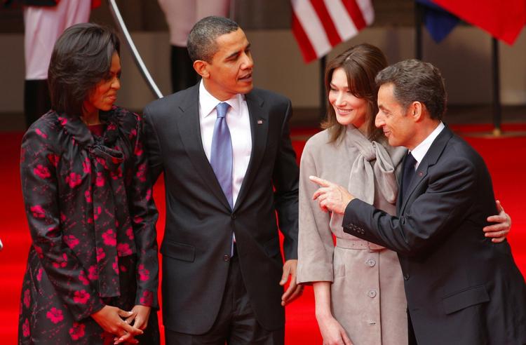 Barack Obama har sin hustru, Michelle, med i Frankrig. Her hilser præsidentparret på Frankrigs præsident, Nicolas Sarkozy, og præsidentfrue Carla Bruni. 