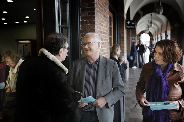 Jens-Peter Bonde kom sin spidskandidat til undsætning i fredags og forsøgte at få hevet de nødvendige stemmer hjem. 