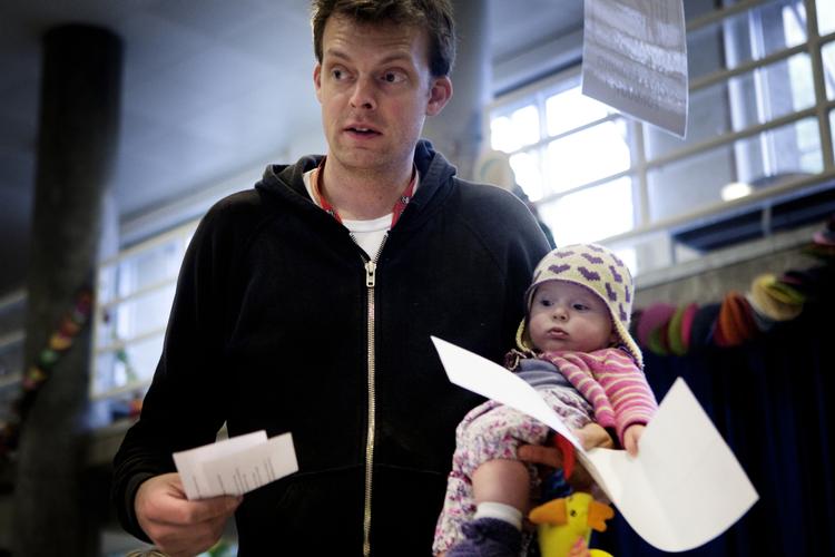Kristoffer Waage Beck på vej ind i stemmeboksen på Frederiksberg med sit yngste barn på armen. Han stemmer blankt til tronfølgerloven og kalder Statsministeriets kampagne »spild af penge«. 