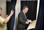 Statsminister Lars Løkke Rasmussen (V) kom med en opfordring til danskerne om at komme afsted til stemmeboksene for at stemme ja til tronfølgeloven. 