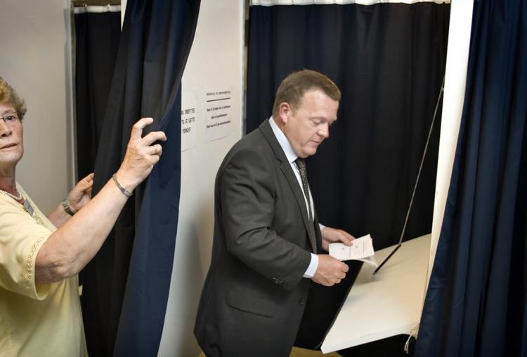Statsminister Lars Løkke Rasmussen (V) kom med en opfordring til danskerne om at komme afsted til stemmeboksene for at stemme ja til tronfølgeloven. 