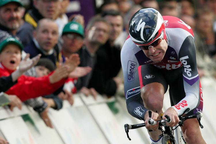 Cadel Evans demonstrerede sine helt særlige evner på de korte distancer, da han vandt den 12,1 kilometer lange prolog til Dauphiné Libéré. 