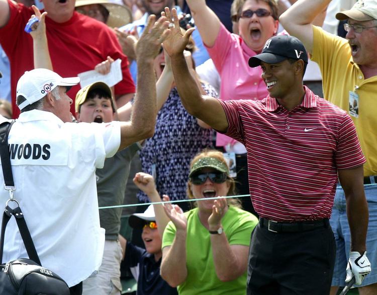 Tiger Woods og caddien Steve Williams jubler efter sejren i Ohio. 