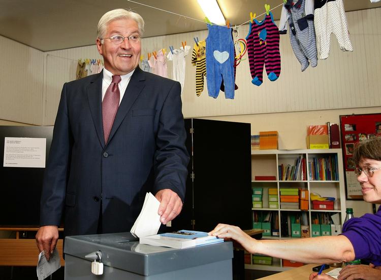 En optimistisk Frank-Walter Steinmeier afgiver sin stemme. Senere på dagen skulle mundvigene styrtdykke. 