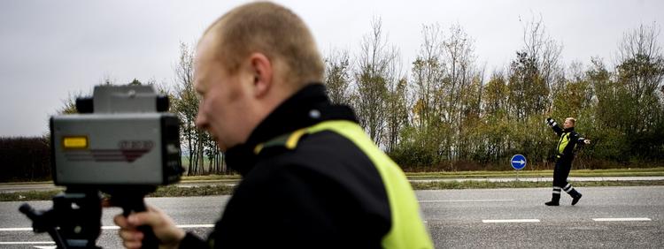 Hvert år mister 3-400 personer livet, mens flere tusinde kommer til skade i trafikken. Her spiller den menneskelige faktor en helt central rolle, f.eks. i form af hastighedsoverskridelser. Det vil stærekasser kunne råde bod på. Foto: Thomas Borberg 