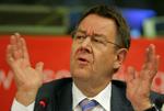 Poul Nyrup Rasmussen har arbejdet på at vælte José Manuel Barroso som formand for EU-kommissionen, men må konstatere, at de borgerlige vandt parlamentsvalget. 