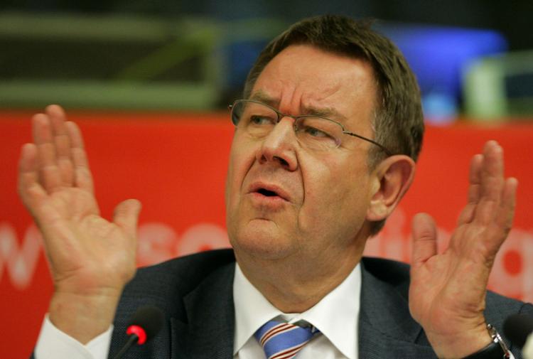 Poul Nyrup Rasmussen har arbejdet på at vælte José Manuel Barroso som formand for EU-kommissionen, men må konstatere, at de borgerlige vandt parlamentsvalget. 