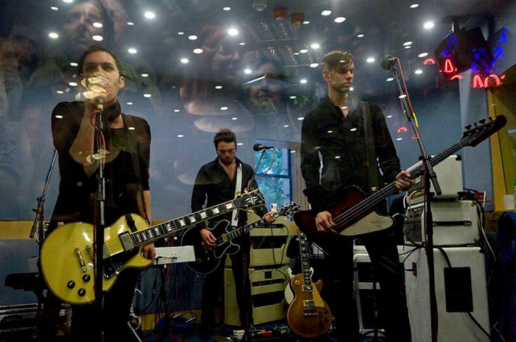 Til det nye udspil fra Placebo er Stewe Hewitt erstattet af det 23-årige kraftværk fra Californien Steve Forrest, der her sammen med Brian Molko og Stefan Olsdal gi'r et nummer, da de præsenterede det nye album i London. 