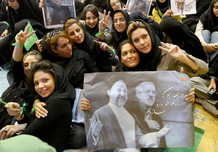 De unge iranere håber på nye tider efter en valgkamp, der har skabt liv i Teherans gader. 