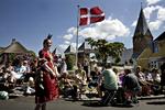 Brylluppet mellem prins Joachim og Marie Cavalier i Møgeltønder blev et tilløbsstykke. Arkivfoto. 
