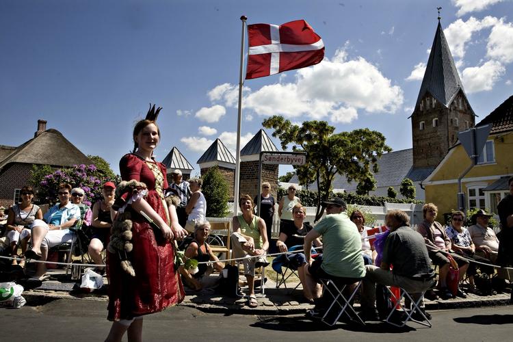 Brylluppet mellem prins Joachim og Marie Cavalier i Møgeltønder blev et tilløbsstykke. Arkivfoto. 