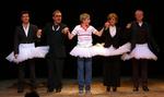 Hit-musicalen 'Billy Elliot' har vundet priser for både film- og musicaludgaven. Her ses Sir Elton John, 'Billy' og de tre dommere fra America's Got Talent: Simon Cowell, Piers Morgan og  Sharon Osbourne. Arkivfoto. 