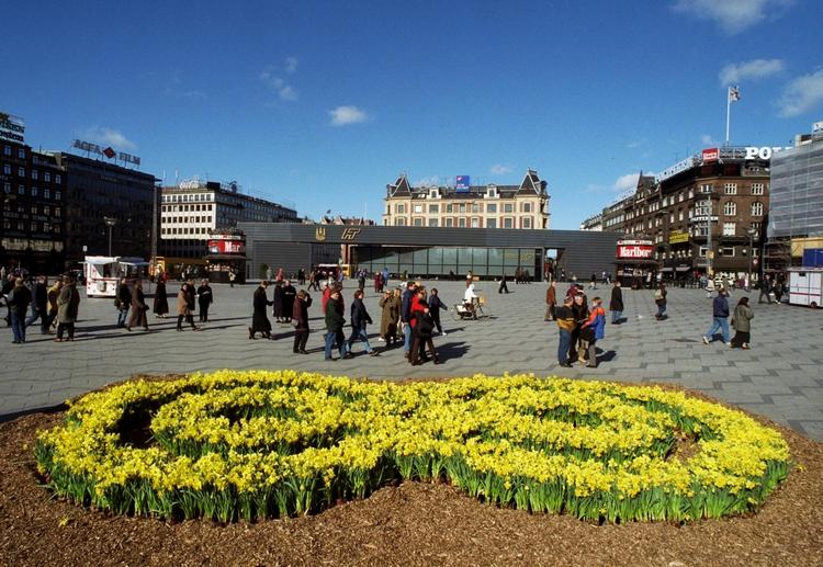 Kræftens Bekæmpelse vil ikke risikere at få badwill i befolkningen. Her ses foreningens logo i populære blomster ved en tidligere lejlighed på Rådhuspladsen. (Arkivfoto) 