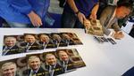 Den tidligere tjekkiske statsleder Mirek Topolanek, fotograferet i sidste uge, hvor han skrev autografer op til EU-parlamentsvalget. Kun godt 28 procent af tjekkerne stemte. 