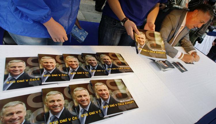 Den tidligere tjekkiske statsleder Mirek Topolanek, fotograferet i sidste uge, hvor han skrev autografer op til EU-parlamentsvalget. Kun godt 28 procent af tjekkerne stemte. 