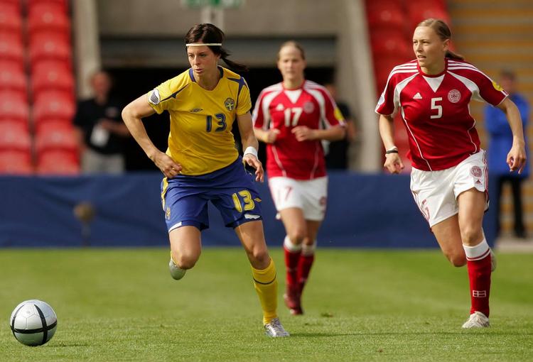 Mariann Gajhede (til højre) har spillet 55 A-landskampe i Danmarks forsvar. Arkivfoto. 