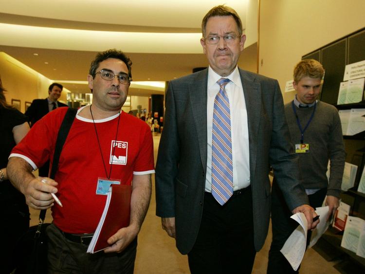 Poul Nyrup Rasmussen ærger sig over, at der ikke er fundet en alternativ kandidat til Barroso før valget. 