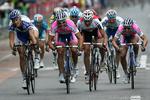 Lampre-holdets Angelo Furlan (midt) tog sæsonens første sejr, da han susede forbi Tom Boonen (tv.) kort før målstregen. 