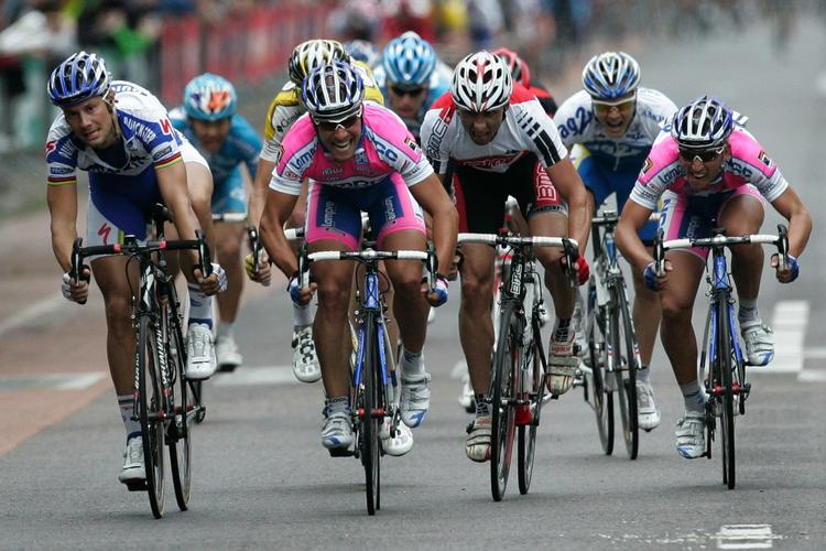 Lampre-holdets Angelo Furlan (midt) tog sæsonens første sejr, da han susede forbi Tom Boonen (tv.) kort før målstregen. 