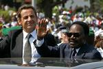 Omar Bongo vinker til folkemængden i Gabon sammen med den besøgende franske præsident Nicolas Sarkozy (billede fra juli 2007). 