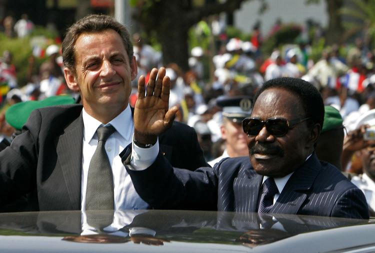 Omar Bongo vinker til folkemængden i Gabon sammen med den besøgende franske præsident Nicolas Sarkozy (billede fra juli 2007). 