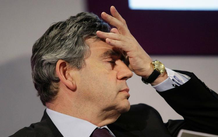 Briternes premierminister Gordon Brown ser ud til at holde snuden ovenvande. Indtil videre. 