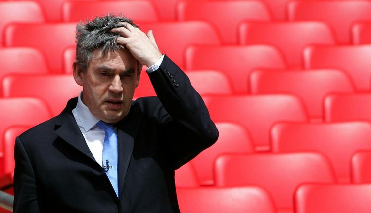 En groggy Gordon Brown har fået opbakning fra sit parti til at fortsætte som leder. 