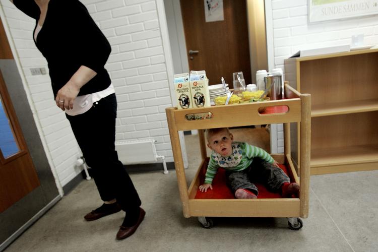 Kommunerne vil selv bestemme, hvordan børnene skal bespises i daginstitutionerne. Arkivfoto 