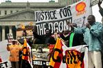Ben Wulloo Ikara yderst til højre og en række andre aktivister på gaden i New York for at skabe opmærksomhed den retssag, som Royal Dutch Shell nu har indgået forlig i. Arkivfoto 